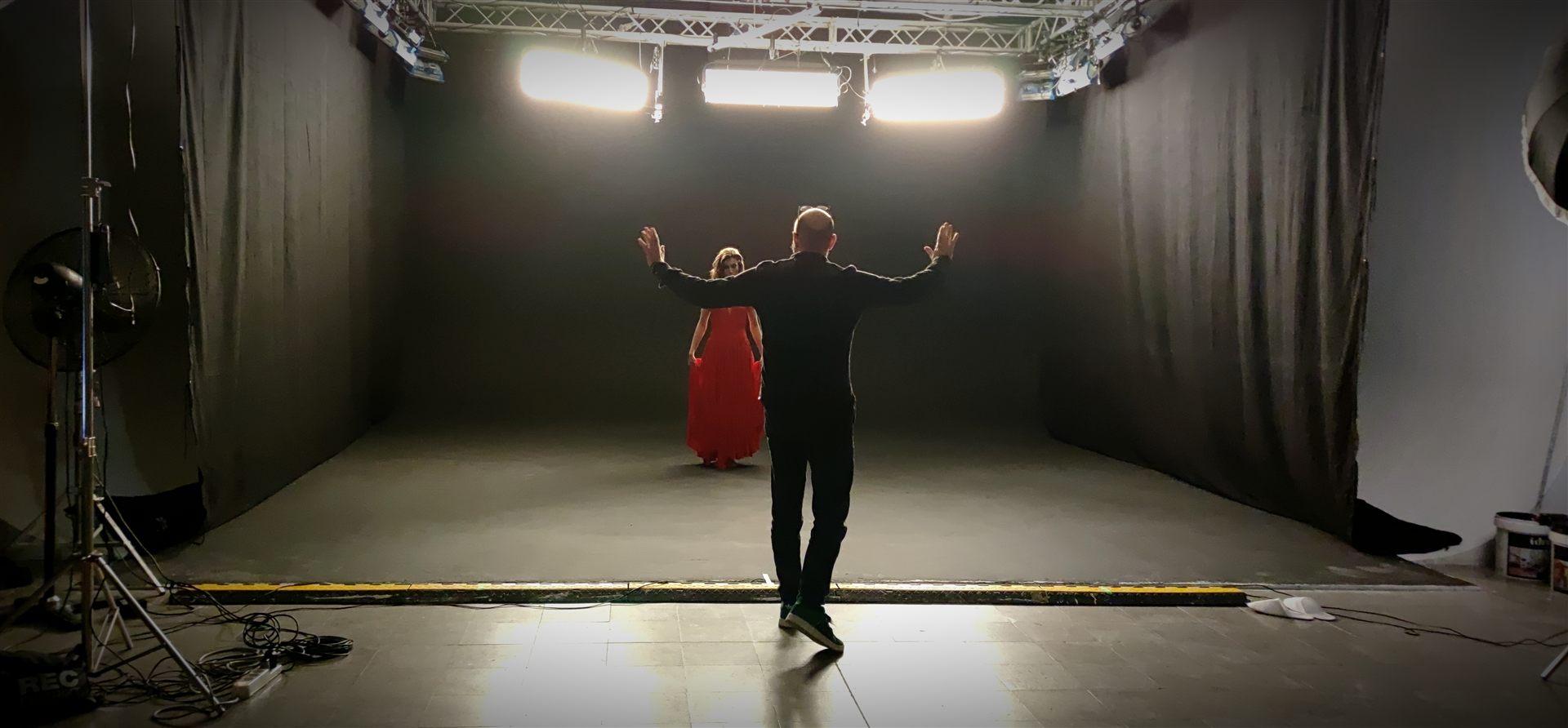 Backstage — Cristian Taraborrelli dirige Saria Cipollitti in abito rosso nello studio