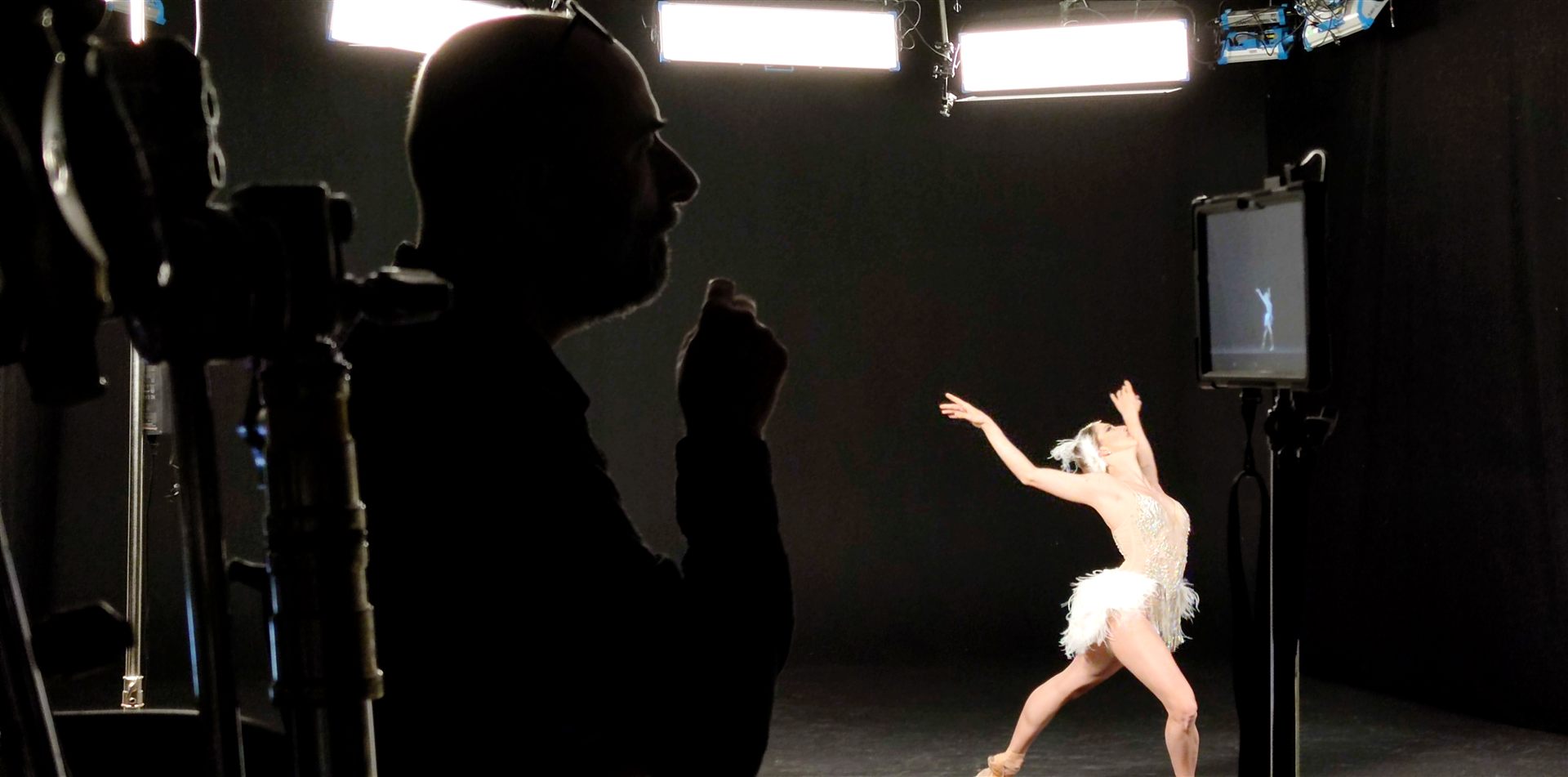 Backstage — silhouette del regista con Virna Toppi che danza La morte del cigno