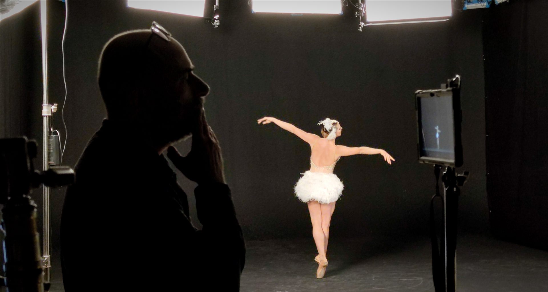 Backstage — Cristian osserva Virna Toppi in tutu bianco sul set