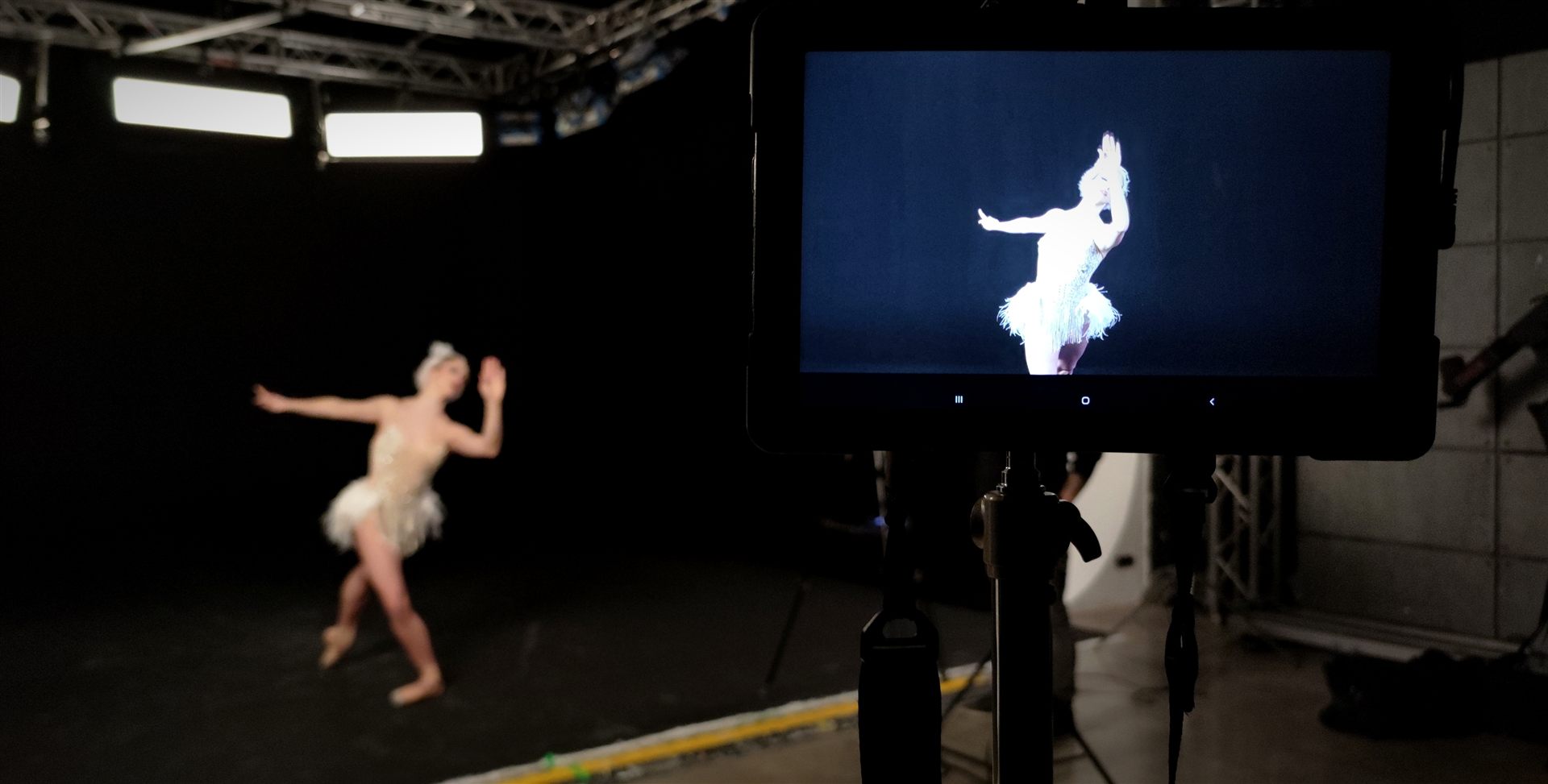 Backstage — Virna Toppi danza vista dal monitor di ripresa