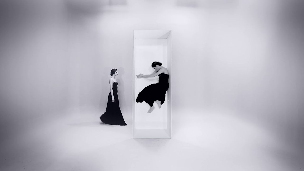 Balance &mdash; dancer suspended in box