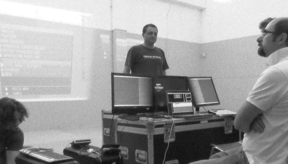 Balance backstage &mdash; team tecnico al monitor Watchout