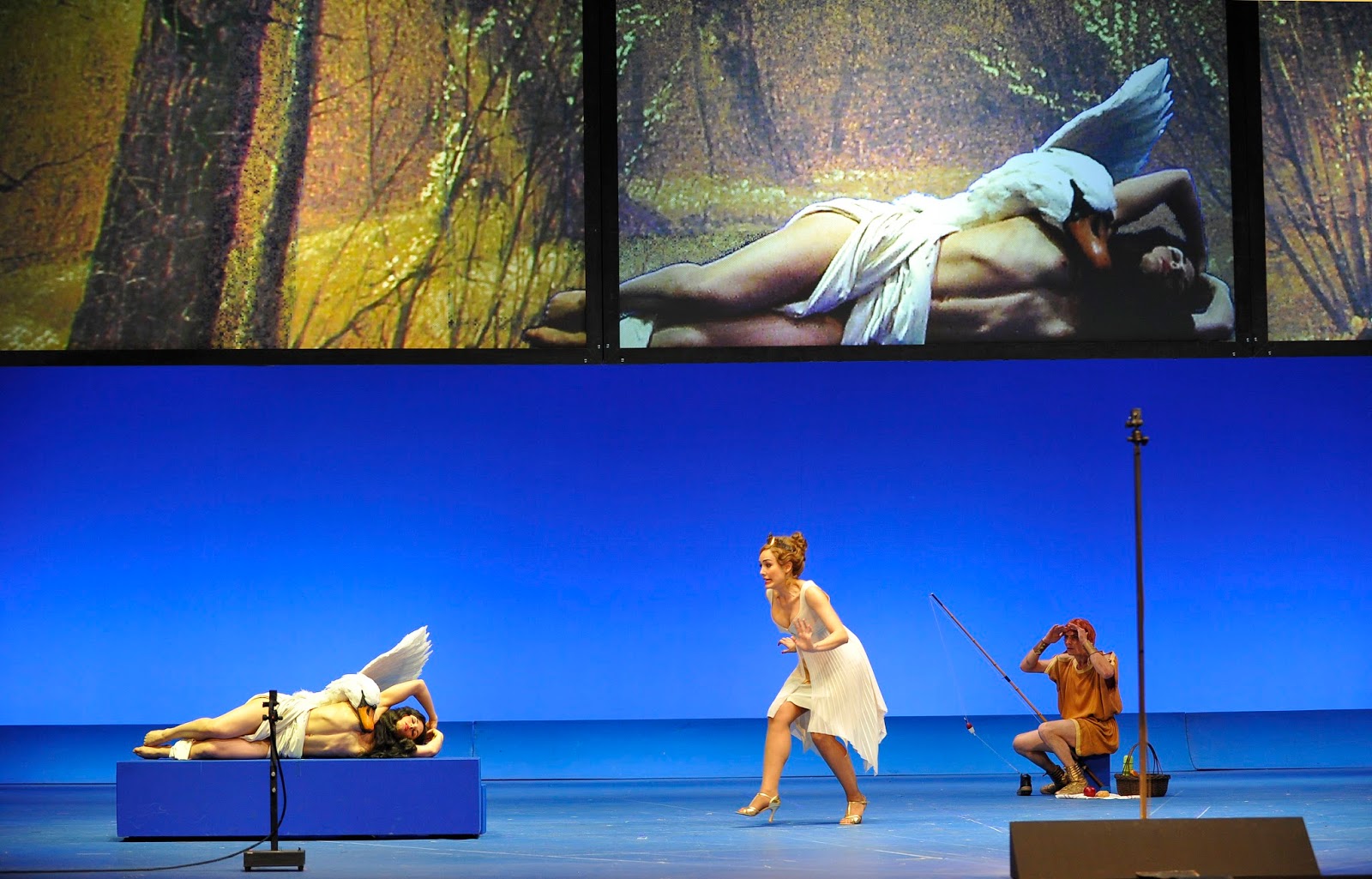 La Belle H&eacute;l&egrave;ne Atto II &mdash; Ga&euml;lle Arquez (H&eacute;l&egrave;ne) con videoproiezioni, Th&eacute;&acirc;tre du Ch&acirc;telet &copy; Marie-No&euml;lle Robert