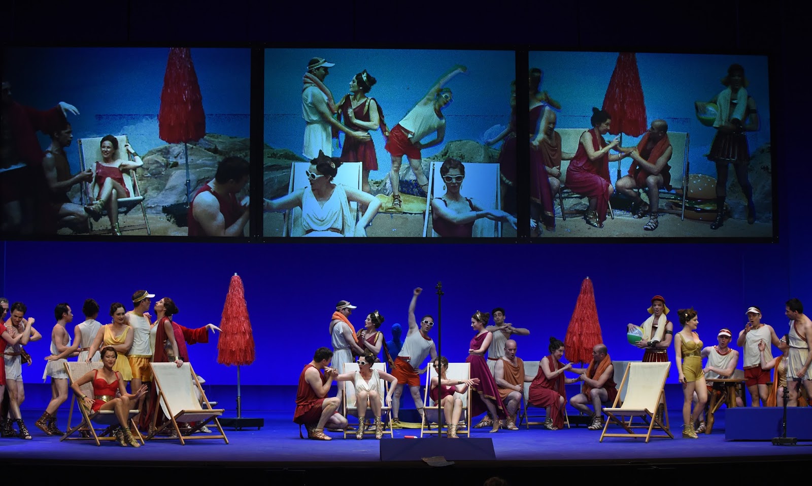 La Belle H&eacute;l&egrave;ne Atto III &mdash; scena d'insieme con costumi peplum e videoproiezioni, Th&eacute;&acirc;tre du Ch&acirc;telet &copy; Marie-No&euml;lle Robert