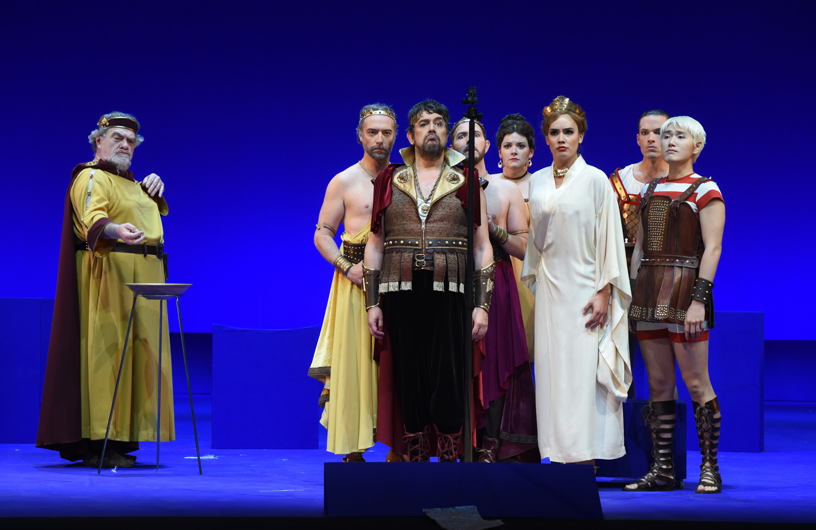 La Belle H&eacute;l&egrave;ne &mdash; Ga&euml;lle Arquez, Marc Barrard, Jean-Philippe Lafont, scena d'insieme &copy; Marie-No&euml;lle Robert
