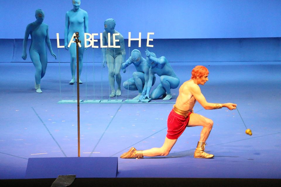 La Belle H&eacute;l&egrave;ne &mdash; P&acirc;ris con la mela d'oro e figure blu, Th&eacute;&acirc;tre du Ch&acirc;telet