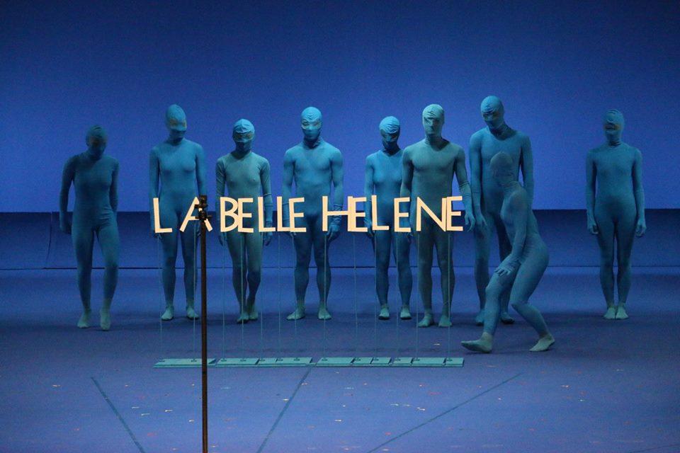 La Belle H&eacute;l&egrave;ne &mdash; figure blu con scritta LA BELLE HELENE, Th&eacute;&acirc;tre du Ch&acirc;telet