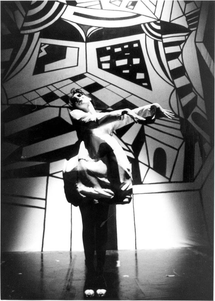 Biancaneve - figura femminile in scena, scenografia Lichtenstein-inspired, 1993