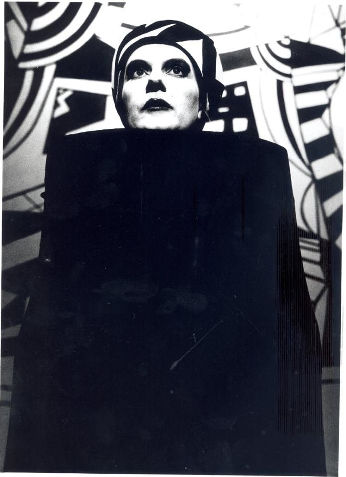 Biancaneve - foto di scena Teatro Ghione, fondali geometrici, scenografia Taraborrelli 1993