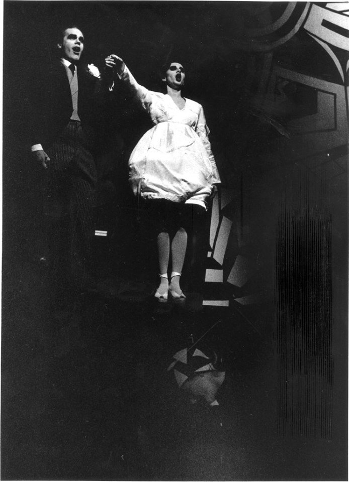 Biancaneve - levitazione della Sposa con la figura maschile in tailcoat, fondale Pop Art, regia e scene Taraborrelli, 1993