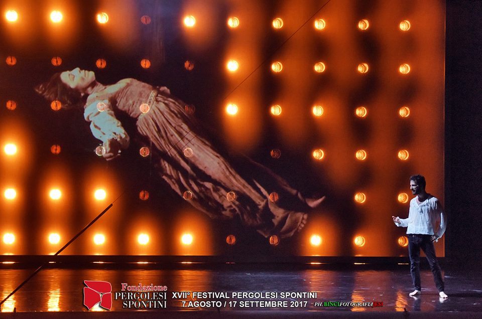 Il Colore del Sole — Caravaggio projection with performer