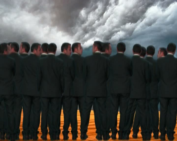 Commedia — Muro: folla di figure identiche di spalle, video Taraborrelli