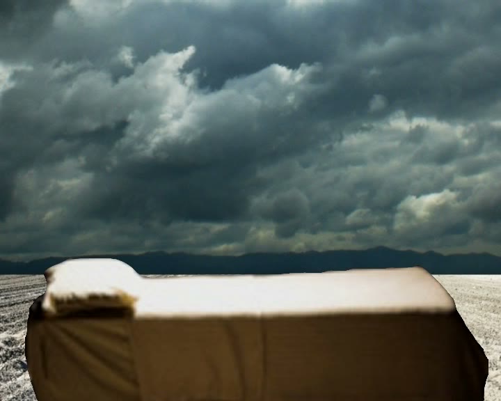 Commedia — Letto: il giaciglio nel deserto sotto cielo carico, video Taraborrelli