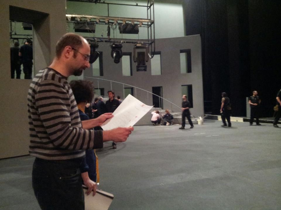 Cristian Taraborrelli sul palco del Teatro alla Scala durante la produzione di Macbeth