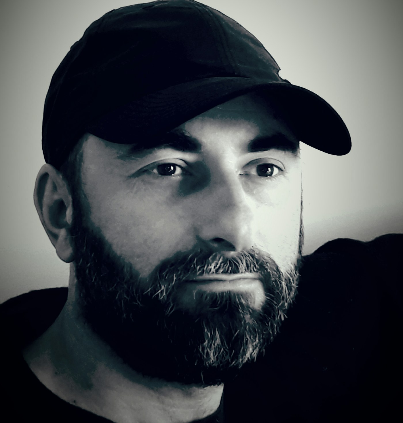 Cristian Taraborrelli &mdash; ritratto 2022, primo piano in bianco e nero dallo studio
