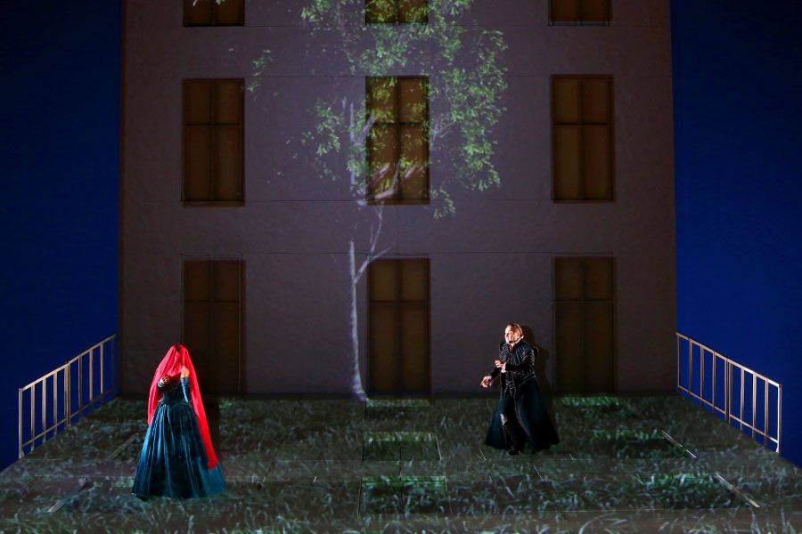 Don Carlos &mdash; Teatro Mariinsky, scena del giardino con edificio e Eboli velata di rosso