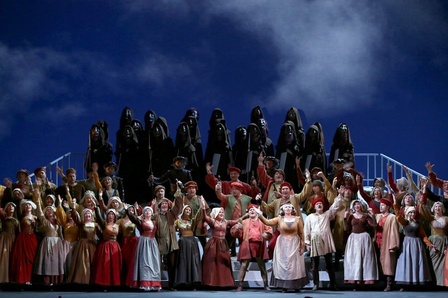 Don Carlos &mdash; Teatro Mariinsky, coro e figure incappucciate dell'Inquisizione