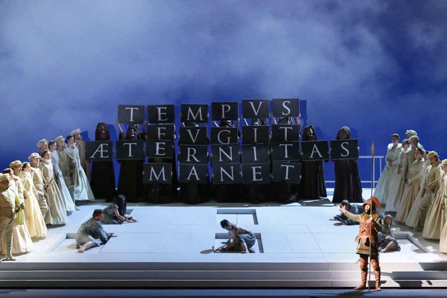 Don Carlos &mdash; Teatro Mariinsky, auto-da-f&eacute; con scritta TEMPVS FVGIT AETERNITAS MANET