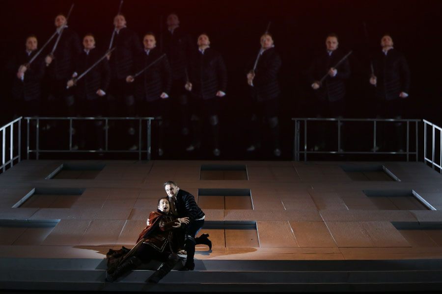 Don Carlos &mdash; Teatro Mariinsky, proiezione soldati con spade, Carlo e Rodrigo