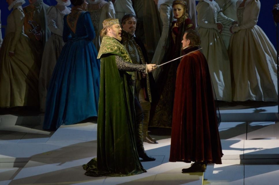 Don Carlos &mdash; Teatro Mariinsky, Re Filippo II con la spada, primo piano dei costumi