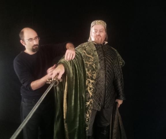 Don Carlos backstage &mdash; Cristian Taraborrelli con il cantante nel costume di Re Filippo II durante le riprese al Teatro Mariinsky