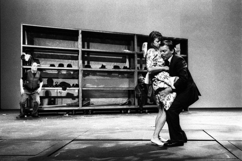 Le Festin de pierre — Dom Juan lifting Charlotte, shelves