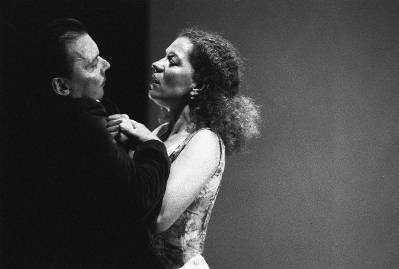 Le Festin de pierre — actors reading, scaffolding detail