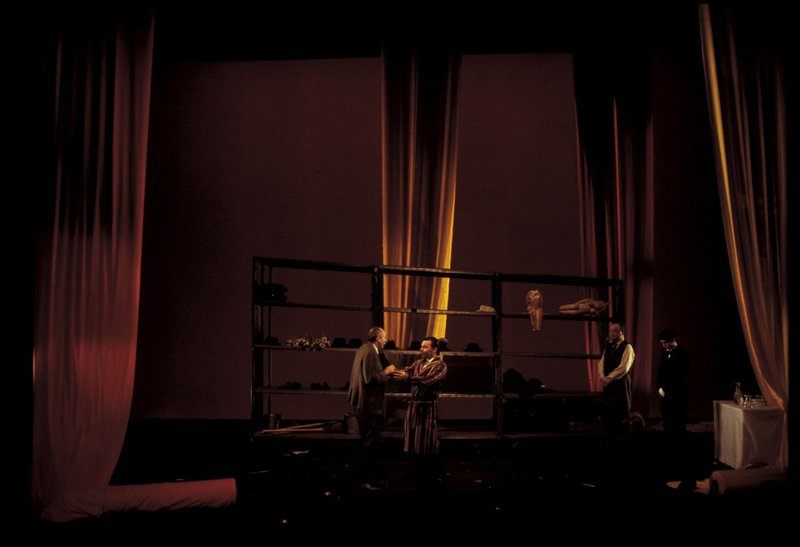 Le Festin de pierre — scaffolding set with curtains