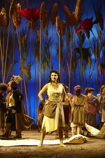 L'Elisir d'Amore — Adina tra le spighe e papaveri rossi