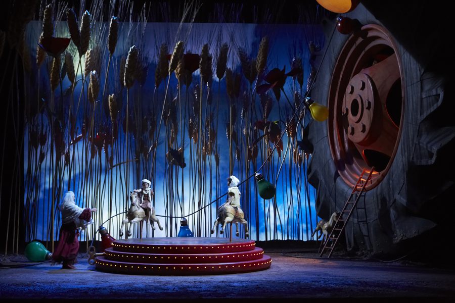 L'Elisir d'Amore — scena notturna con palcoscenico circolare luminoso