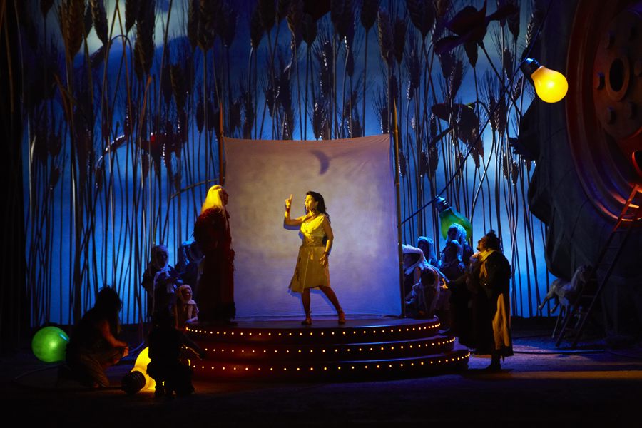 L'Elisir d'Amore — Adina al centro con proiezione video