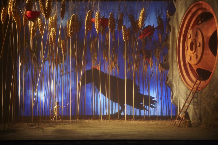 L'Elisir d'Amore — Nemorino e ombra gigante tra le spighe