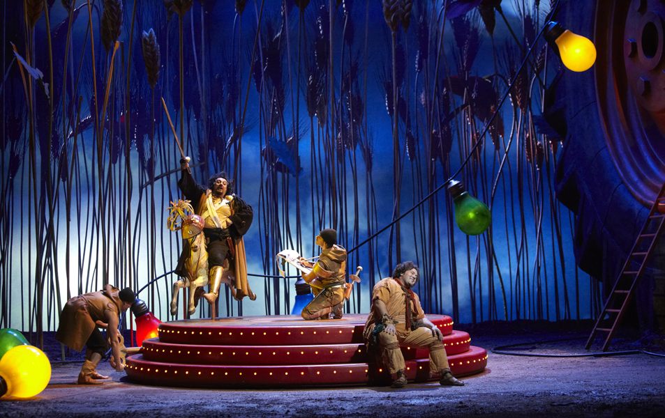 L'Elisir d'Amore — scena comica sul palcoscenico circolare