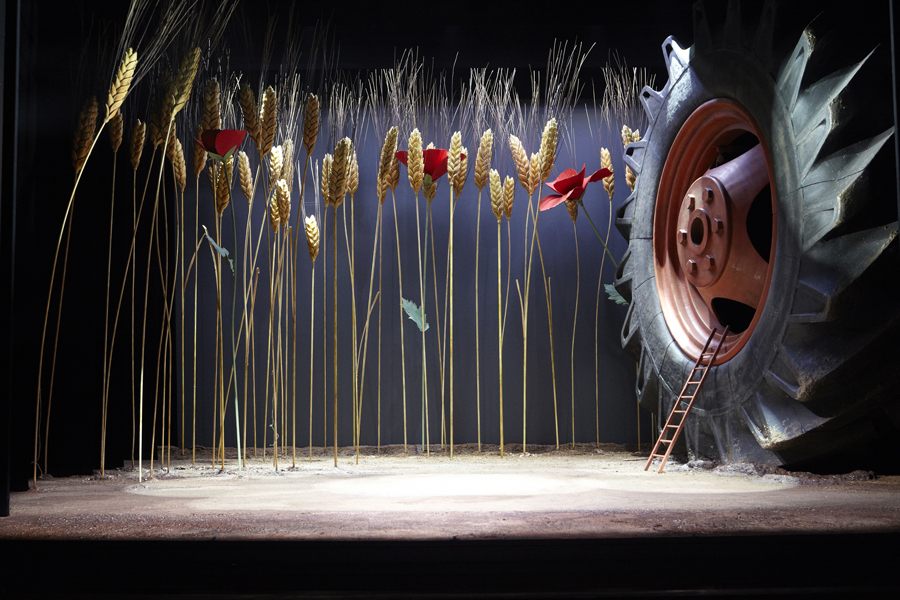 L'Elisir d'Amore &mdash; maquette scenografica con spighe e ruota del trattore