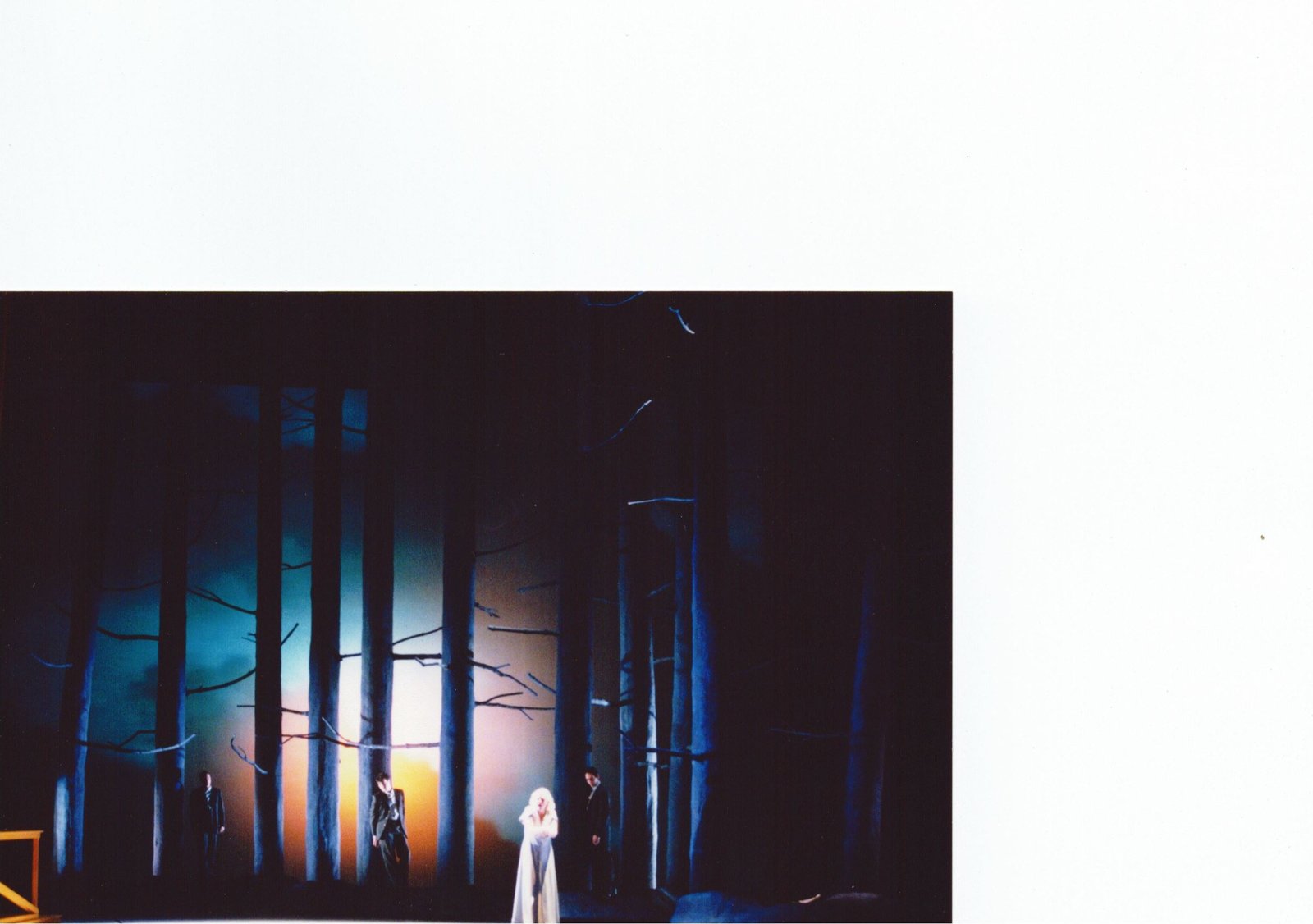 Erwartung - vista del bosco azzurro con luna retroilluminata e figura solitaria al centro, scena Taraborrelli, Massimo Palermo 2000