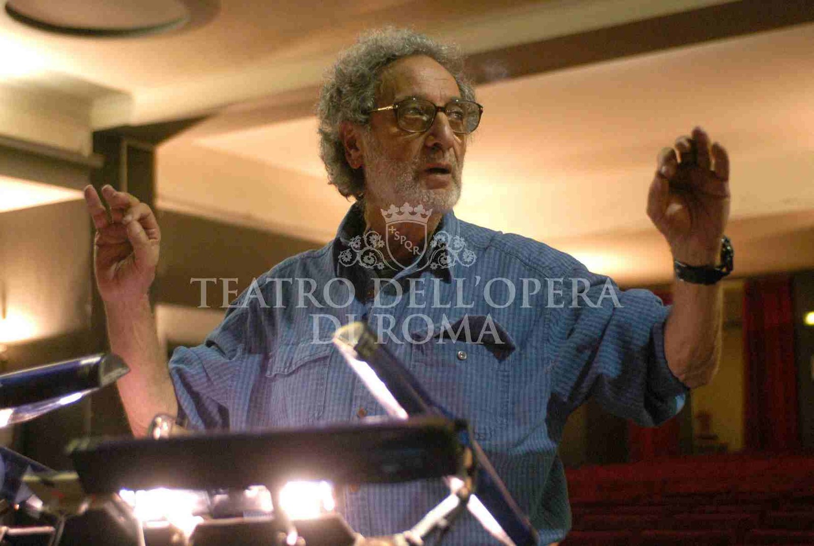 Estaba la madre &mdash; il compositore Luis Bacalov dirige l&rsquo;orchestra del Teatro dell&rsquo;Opera di Roma durante una prova, aprile 2004