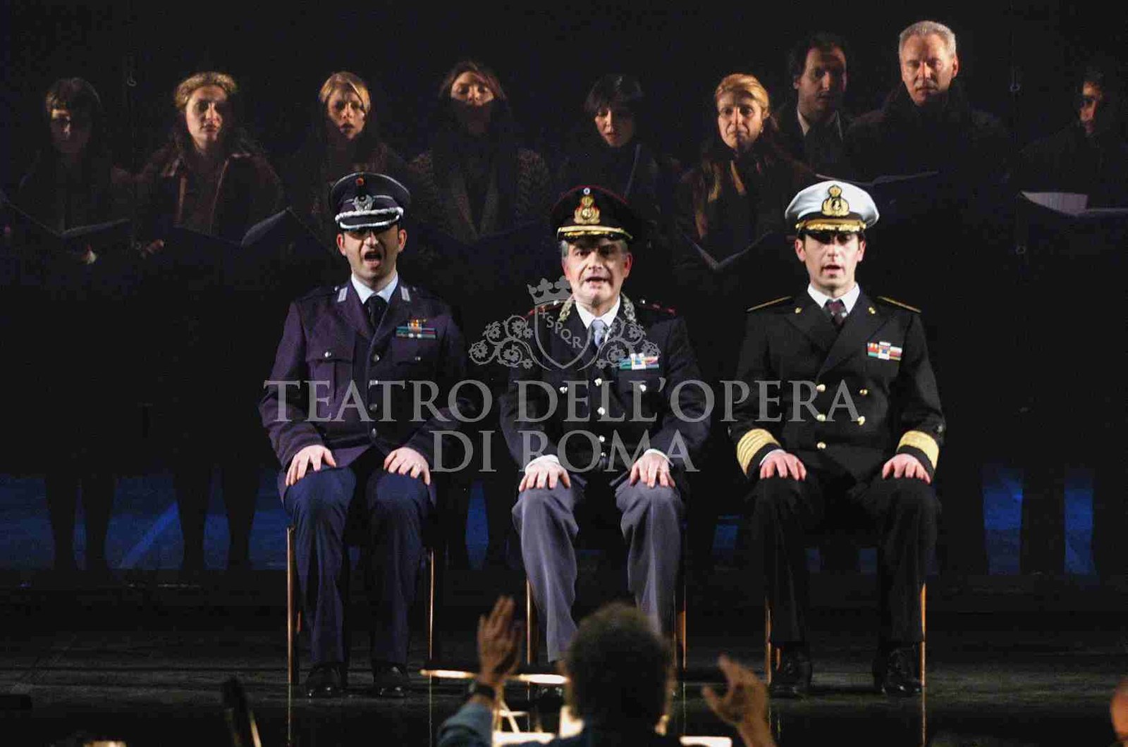 Estaba la madre &mdash; i tre generali (Esercito, Marina, Aviazione) della giunta militare argentina con il coro alle spalle, costumi Cristian Taraborrelli