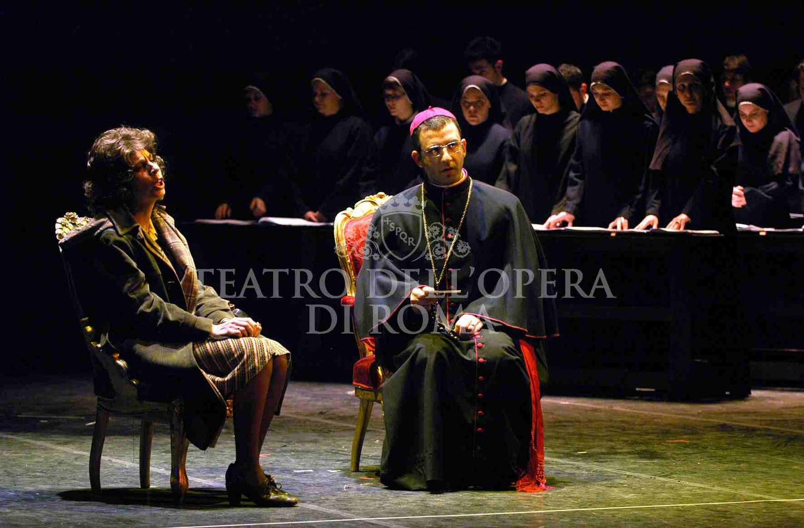 Estaba la madre &mdash; Angela K. (Sandra Pacheco Quintero) interroga il Vescovo (Giuseppe Nicodemo) davanti alle suore, regia Corsetti, Teatro Nazionale Roma 2004