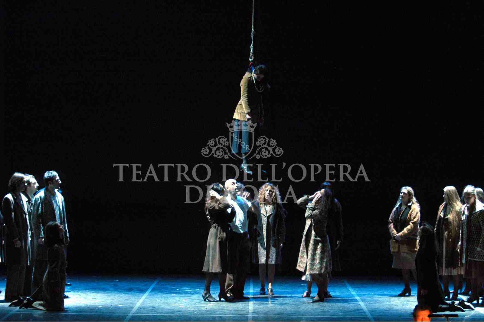 Estaba la madre &mdash; il finale: il corpo del figlio impiccato sospeso sopra le madri e il coro dei desaparecidos, Teatro Nazionale Roma 2004