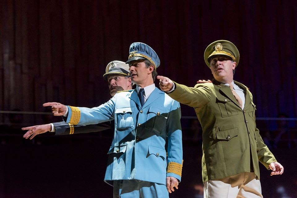 Estaba la madre &mdash; i tre generali (Esercito, Marina, Aeronautica) della giunta militare argentina, costumi Cristian Taraborrelli, Centro Cultural Kirchner, Buenos Aires