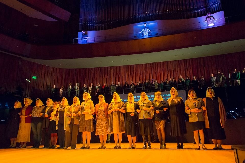 Estaba la madre &mdash; il coro delle madri con il pa&ntilde;uelo blanco schierato sulla scena, Centro Cultural Kirchner, Buenos Aires
