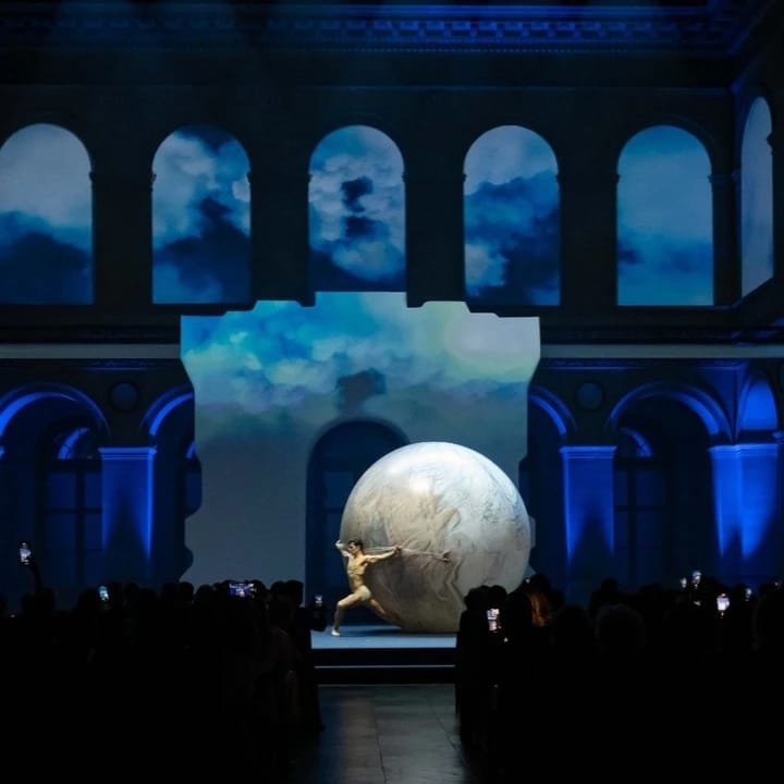 Roberto Bolle — Sphere, campo largo con proiezione nuvole