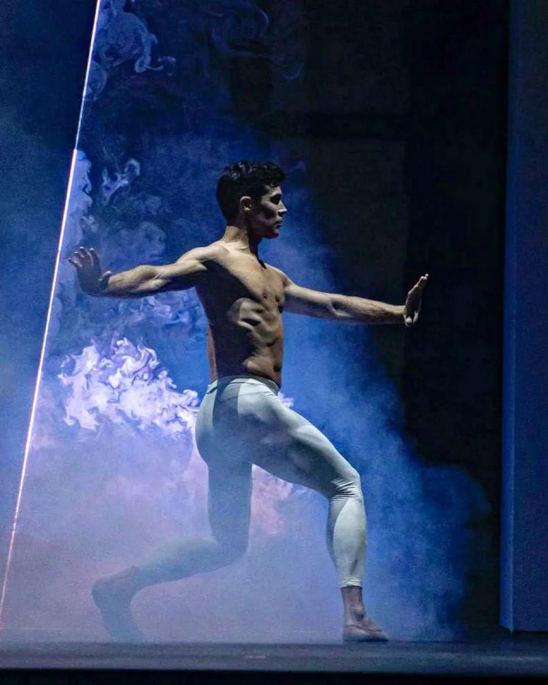 Roberto Bolle — solo con fumo blu e proiezioni