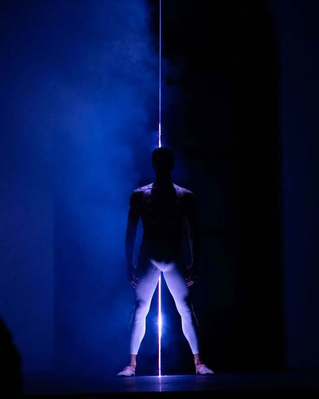 Roberto Bolle — silhouette con luce laser blu