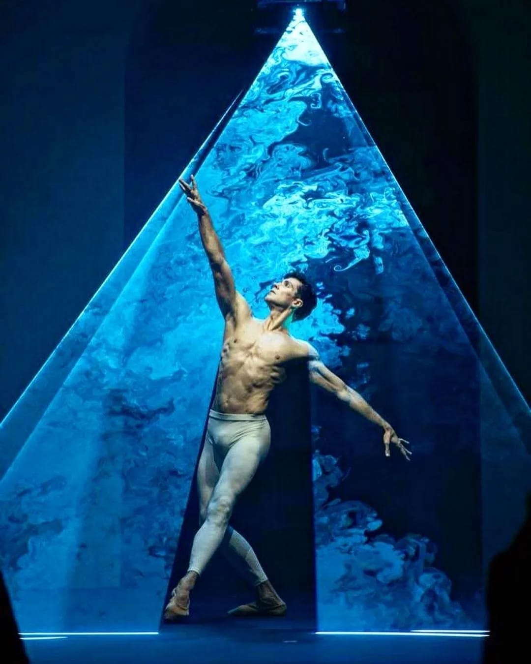 Roberto Bolle — performance Waves, proiezione triangolare