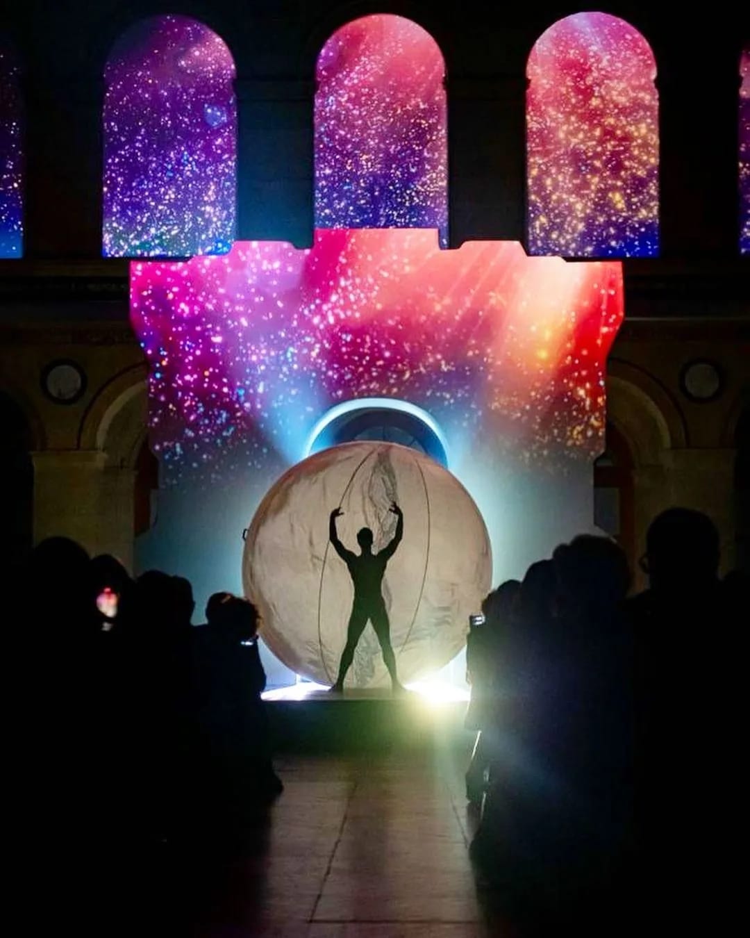 Bolle e Manni con arco immersivo e volti proiettati