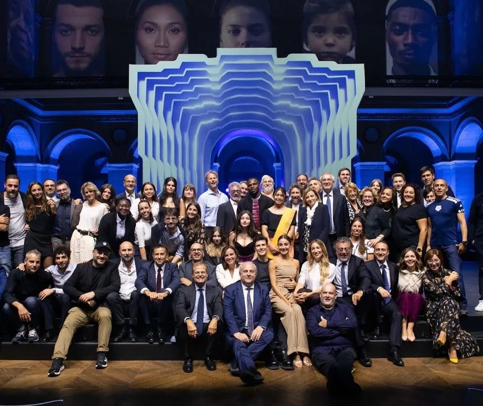 Silhouette con globo e proiezioni cosmiche al Palais Brongniart