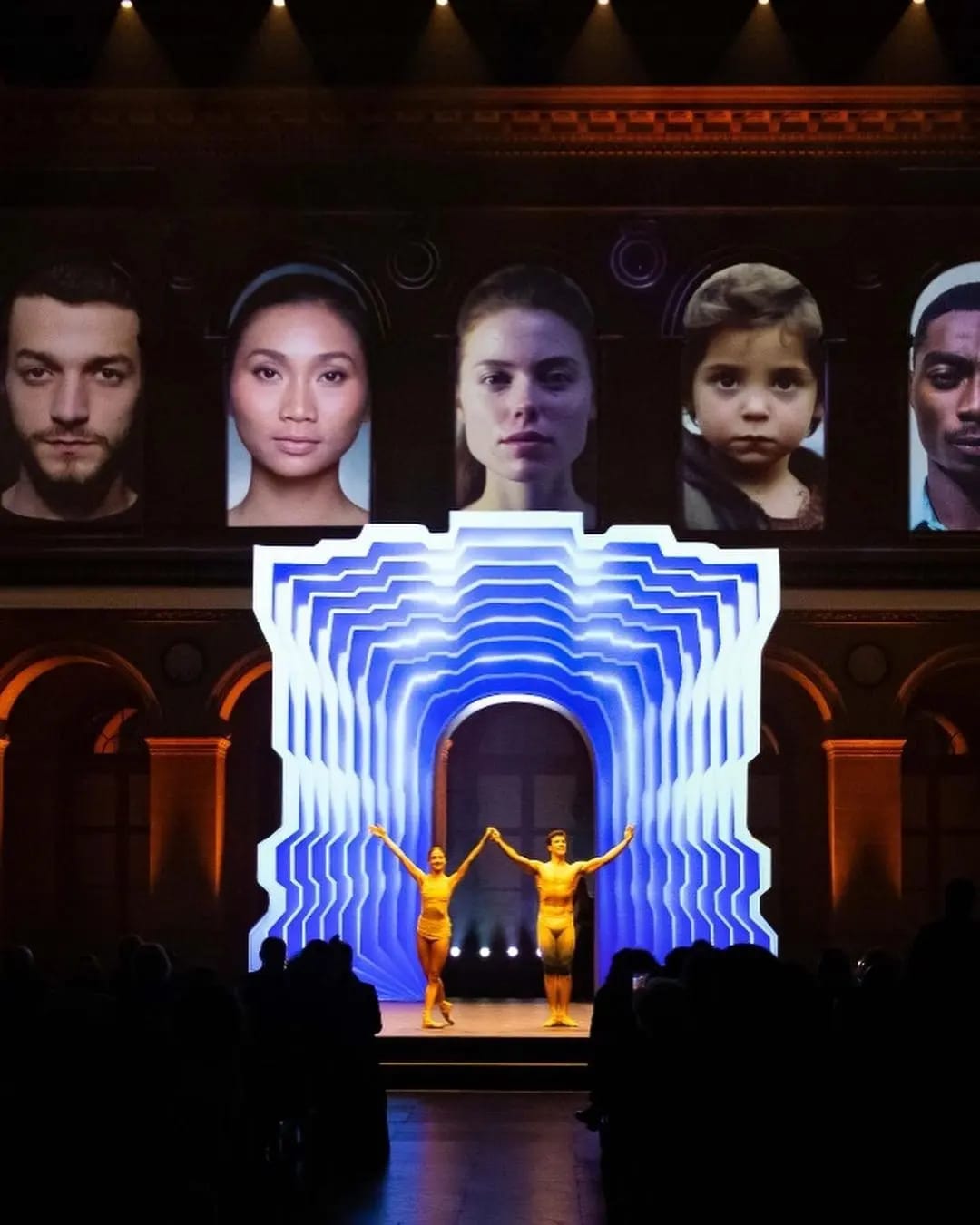 Bolle e Manni — inchino finale, proiezione People and Territories