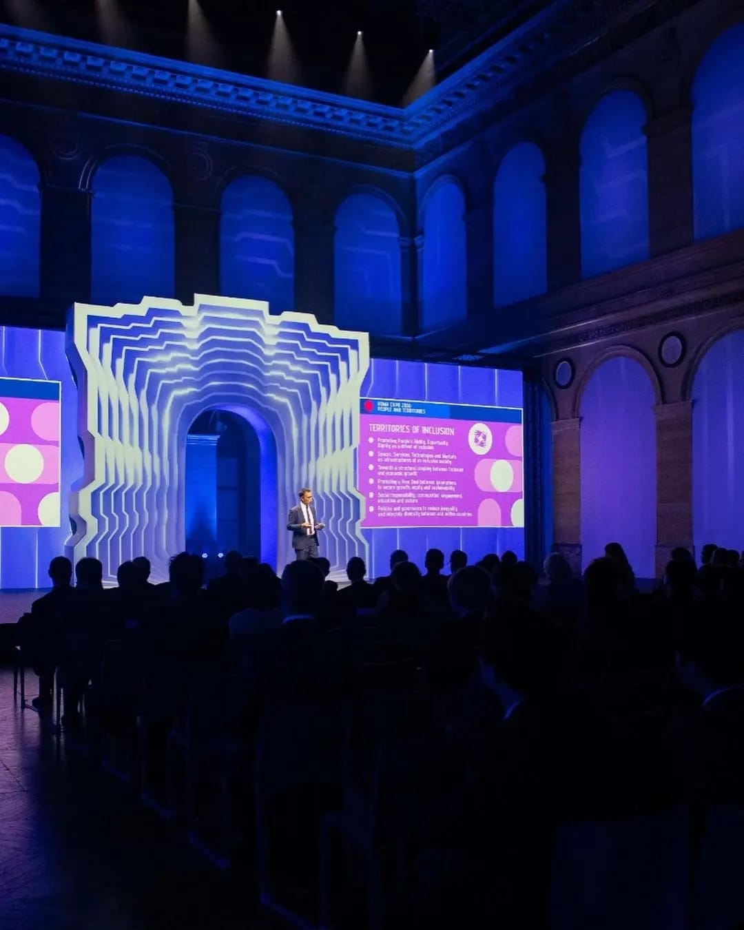 Relatore presenta Territories of Inclusion al simposio