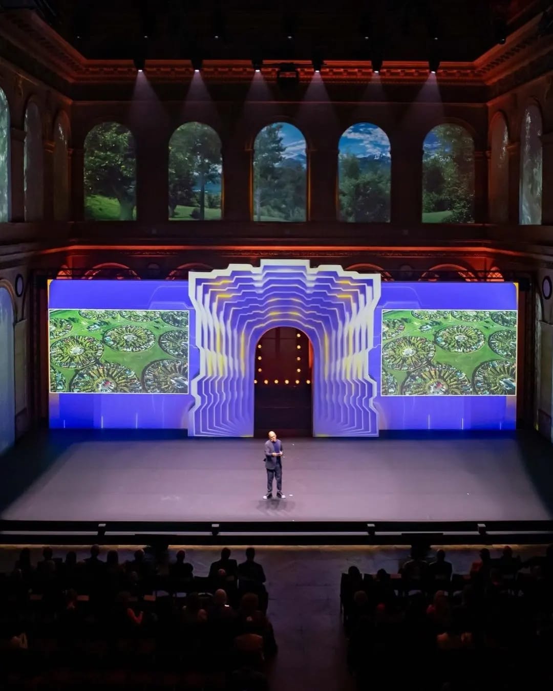 Relatore con proiezioni natura sull'arco immersivo